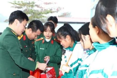 Mang Tết ấm, Xuân vui đến với học sinh nghèo vượt khó tại Hà Giang