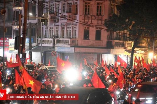'Xuyên đêm' ăn mừng chiến thắng lịch sử của đội tuyển Việt Nam