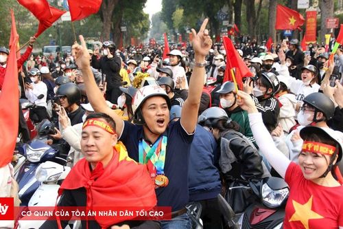 Hà Nội: Hàng vạn người chờ nhìn tận mắt Cúp vô địch