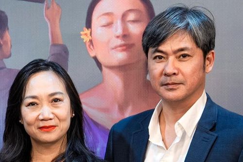 Diễn viên 'Xin hãy tin em' phong độ tuổi 51, lần đầu tiết lộ về vợ cùng nghề