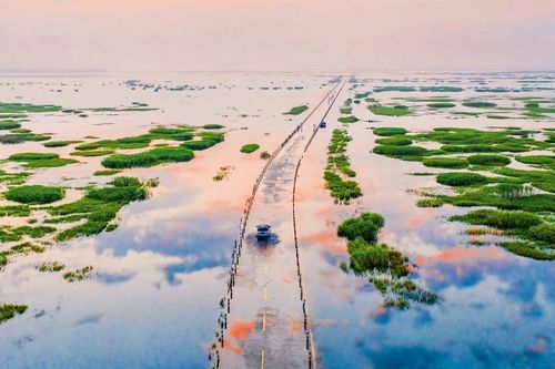Đường ngập nước đẹp nổi tiếng, thu hút các tay lái tới trải nghiệm