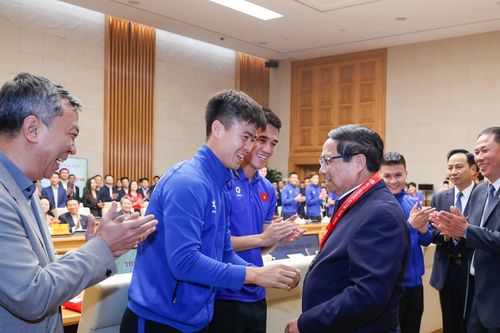 Thủ tướng gặp mặt chúc mừng đội tuyển bóng đá quốc gia