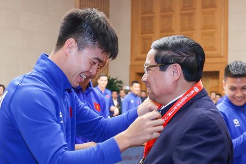 Thủ tướng ấn tượng với bàn thắng của Nguyễn Hai Long