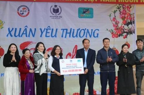 Mang 'Xuân yêu thương, Tết sẻ chia' đến học trò vùng cao Hà Giang