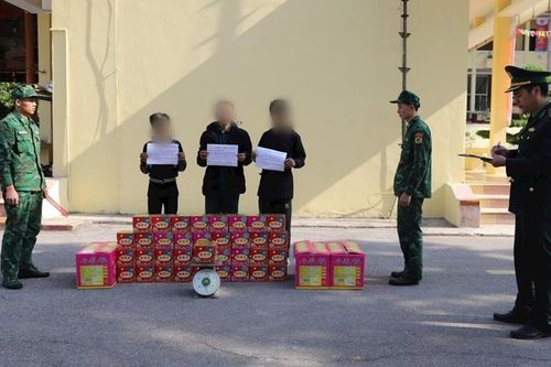 Bắt 3 đối tượng vượt biên mua pháo hoa về bán kiếm lời