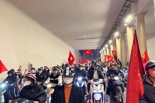 Hà Nội đêm không ngủ sau chiến thắng của đội tuyển Việt Nam