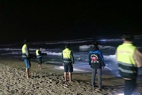 Nhân viên cứu hộ bị sóng cuốn mất tích sau khi cứu người đuối nước