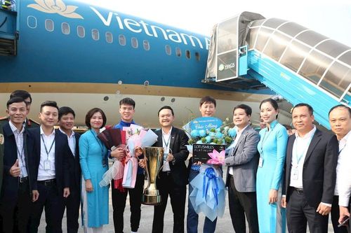 Đội tuyển Việt Nam được chào đón nồng nhiệt khi trở về quê nhà