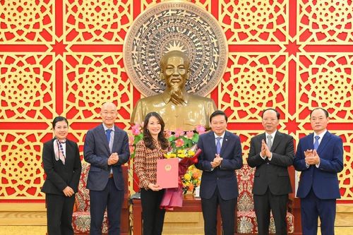 Tỉnh Nghệ An trao Giấy chứng nhận đăng ký đầu tư dự án WHA Industrial Zone 2