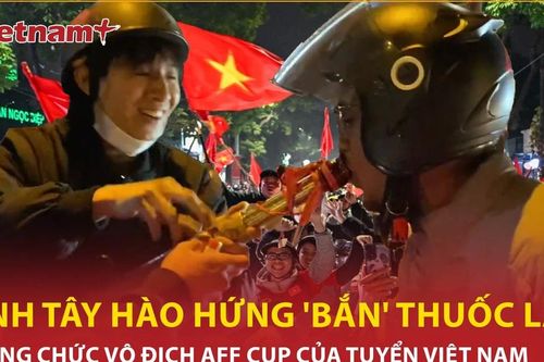 Anh Tây hào hứng 'bắn' thuốc Lào mừng chức vô địch AFF Cup của tuyển Việt Nam