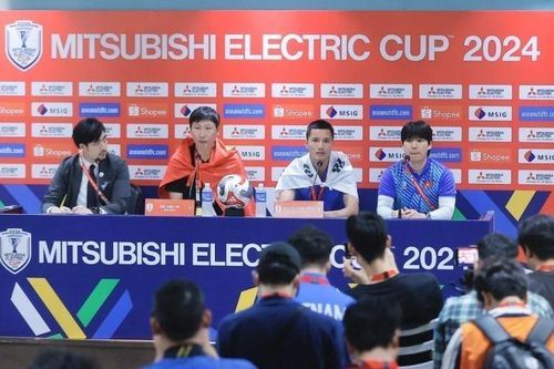 HLV Kim Sang Sik háo hức, thủ môn Đình Triệu nói lý do khoác lá cờ Hàn Quốc