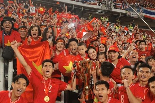 Cổ động viên Việt Nam tại Thái Lan vỡ òa niềm vui chiến thắng