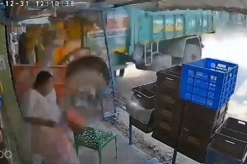 Xe tải hỏng phanh lao vào cửa hàng tạp hóa, 1 người tử vong