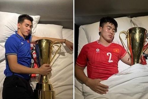 Dàn cầu thủ Việt Nam tái hiện màn ăn mừng ngủ cùng cúp vô địch đầy sáng tạo