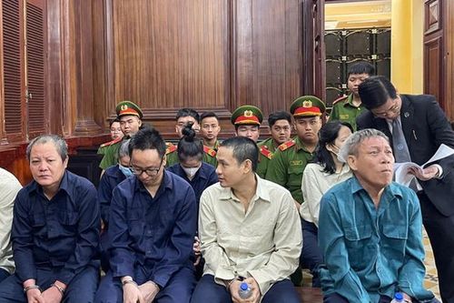 Nữ giám đốc bán 'dự án ma' ngất xỉu khi bị đề nghị án chung thân