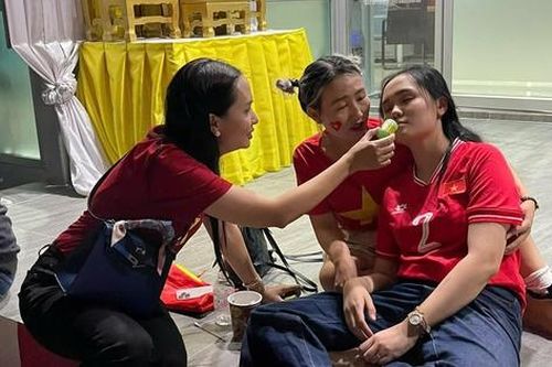 Vợ cầu thủ Duy Mạnh tiết lộ được cảnh sát Thái Lan hộ tống ra khỏi sân