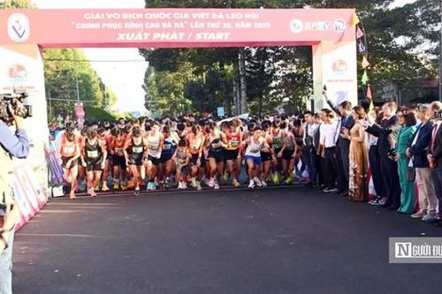 Những bước chạy ấn tượng của hơn 1.700 vận động viên chinh phục núi Bà Rá