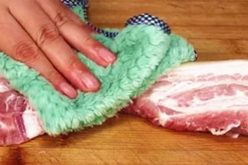 Tại sao người bán thịt cứ dùng giẻ lau thịt lợn? Người bán hàng tiết lộ lý do