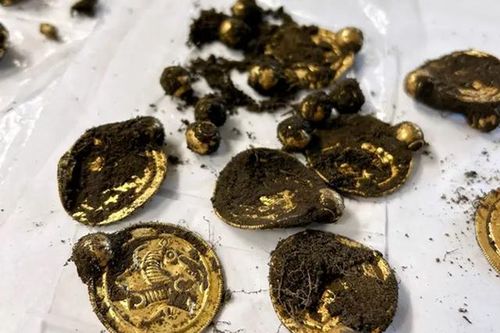 Người đàn ông sững sờ phát hiện 'kho báu' 1.500 tuổi khi dò kim loại, hành động sau đó mới bất ngờ