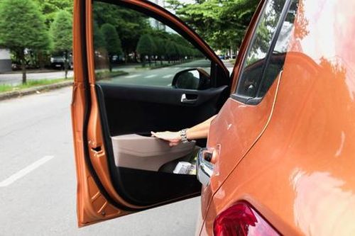Kinh nghiệm mở cửa ô tô an toàn, tránh xảy ra tai nạn