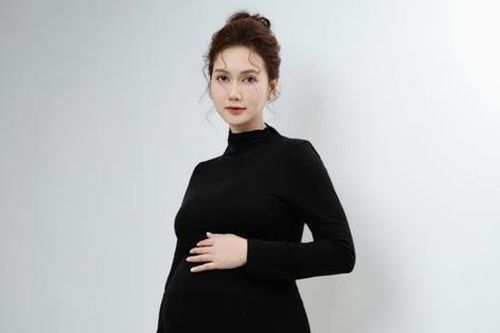 Hương Giang tạm dừng công việc, chuẩn bị lâm bồn