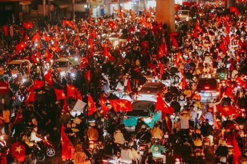 Những khoảnh khắc ấn tượng của CĐV Việt Nam trong đêm 'đi bão' ăn mừng chiến thắng