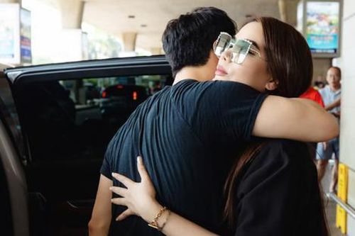 Trương Ngọc Ánh tình tứ ôm một chàng trai giữa sân bay, danh tính gây tò mò