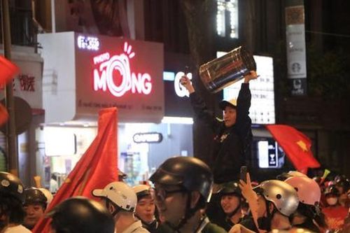 Những vật dụng độc lạ được CĐV Việt Nam mang 'đi bão' ăn mừng chiến thắng lịch sử