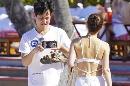 Bắt gặp nam diễn viên nổi tiếng showbiz tình tứ với bạn gái phó chủ tịch trên bãi biển
