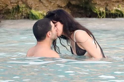 Nữ ca sĩ nổi tiếng bị bắt gặp hôn đắm đuối bạn trai tỷ phú trên biển