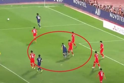 Văn Thanh bị cầu thủ Thái Lan ném giày