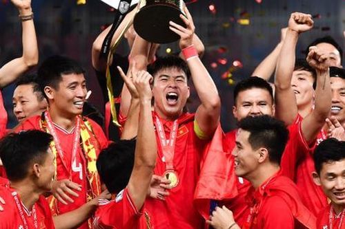 FIFA chúc mừng Việt Nam nâng cúp vô địch