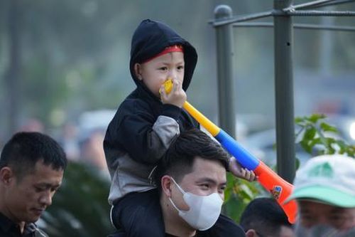 Người hâm mộ đổ về Nội Bài đón mừng đội tuyển Việt Nam mang cúp vô địch về nước