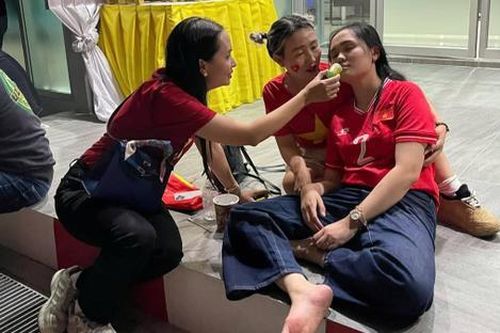 Hình ảnh bà xã Duy Mạnh kiệt sức, ngồi bệt dưới đất gây chú ý
