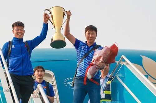 Đội tuyển Việt Nam cùng Cup vô địch Đông Nam Á về đến Nội Bài