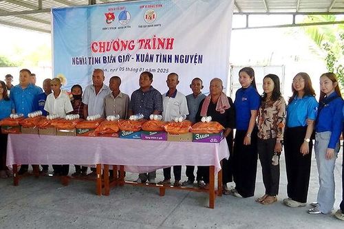 Tổ chức chương trình 'Nghĩa tình biên giới - Xuân tình nguyện' tại huyện Tri Tôn