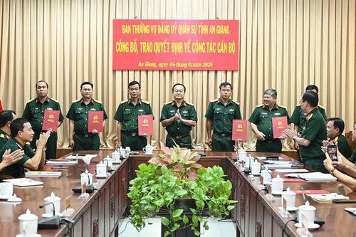 Đảng ủy Quân sự tỉnh An Giang trao quyết định 17 cán bộ