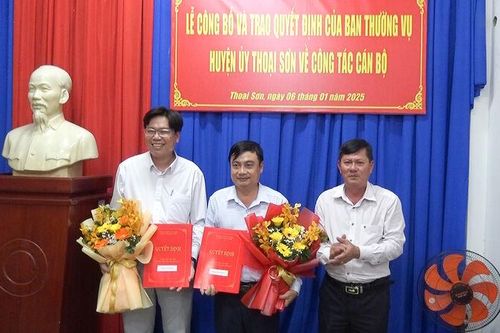 Thoại Sơn trao quyết định công tác cán bộ