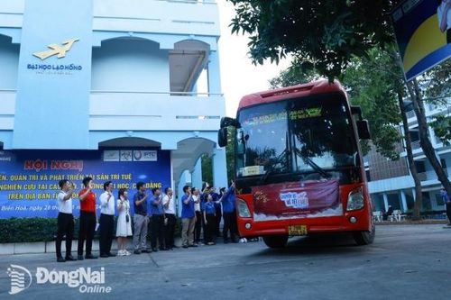 Tiễn chân gần 450 sinh viên Trường đại học Lạc Hồng về quê đón Tết