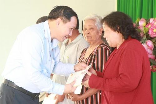Đại biểu Quốc hội Bùi Xuân Thống và Lê Hoàng Hải tặng quà Tết cho hơn 60 gia đình chính sách, hộ nghèo tại Đồng Nai