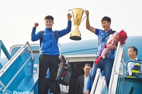 Đội tuyển Việt Nam rạng rỡ về nước cùng chiếc cúp vô địch