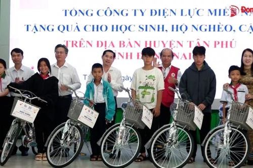 Tặng quà Tết cho người nghèo, xe đạp cho học sinh khó khăn tại huyện Tân Phú