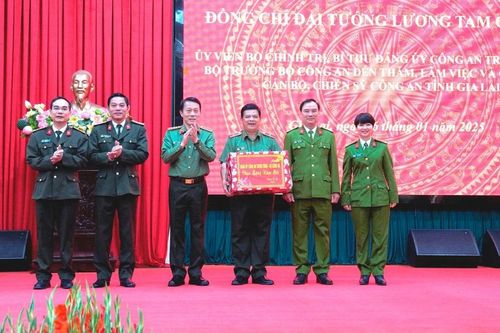Bộ trưởng Bộ Công an Lương Tam Quang thăm, làm việc, chúc Tết Công an tỉnh Gia Lai