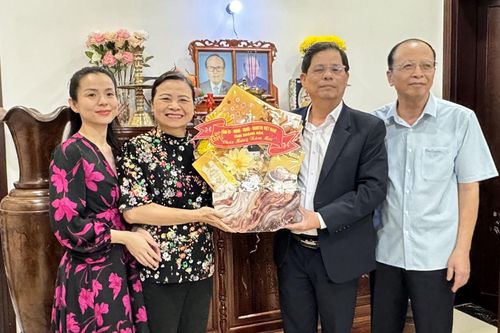 Chủ tịch UBND tỉnh Nguyễn Tấn Tuân thăm, chúc Tết các gia đình cán bộ chủ chốt của tỉnh đã từ trần