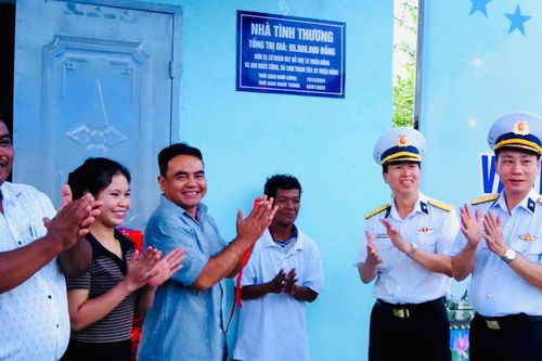 Lữ đoàn 957, Vùng 4 Hải quân: Bàn giao nhà tình thương và tặng quà cho người dân xã Cam Thịnh Tây