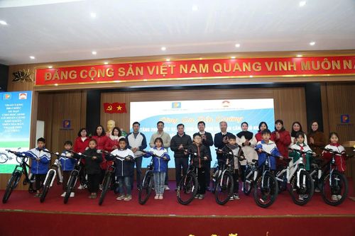 Công ty xăng dầu Lai Châu 'Cùng em đến trường'