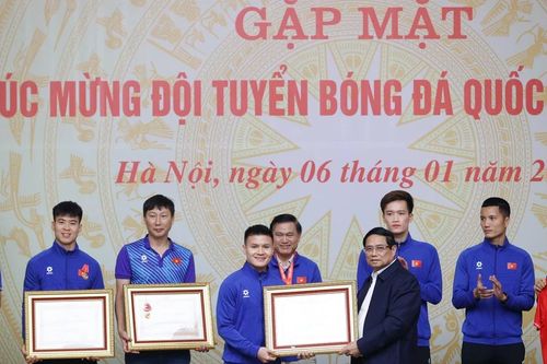 Tặng Huân chương Lao động cho tuyển Việt Nam và 6 cầu thủ, có Nguyễn Xuân Son