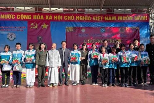 Trao tặng 80 phần quà và học bổng cho học sinh vượt khó