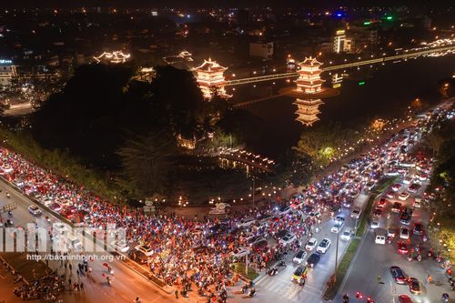 Người dân Ninh Bình cổ vũ mừng chiến thắng của Đội tuyển Việt NamNgười dân Ninh Bình cổ vũ mừng chiến thắng của Đội tuyển Việt Nam