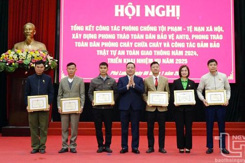Phú Lương: Khen thưởng nhiều tập thể, cá nhân có thành tích xuất sắc